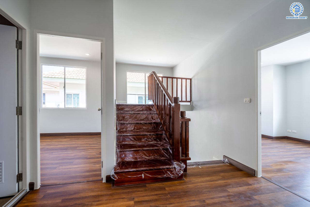 บ้านมือสองตกแต่งใหม่ ม.ภัสสร7 บางบัวทอง ติดถนนเมน! เนื้อที่ 59.3 ตร.ว. ฟังก์ชัน 3 ห้องนอน 3 ห้องน้ำ จอดรถได้ 2 คัน บนทำเลเดินทางสะดวก ติดถนนใหญ่ เพียง 400 ม. จากรถไฟฟ้าสถานีบางพลู ใกล้เซ็นทรัลเวสต์เกต